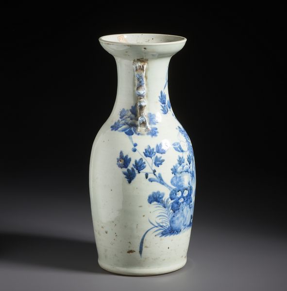 Arte Cinese : Vaso in porcellana bianco e blu dalla forma a balaustro dipinto con con fenice tra fiori e rocce ornamentali.Cina, tardo XIX secolo.  - Asta Asta 470 | ARTE ORIENTALE Online - Associazione Nazionale - Case d'Asta italiane