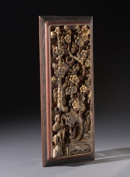 Arte Cinese : Pannello in legno intagliato, laccato e dorato raffigurante ramo di pruno fiorito.Cina fine XIX / XX sec.  - Asta Asta 470 | ARTE ORIENTALE Online - Associazione Nazionale - Case d'Asta italiane