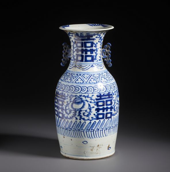 Arte Cinese : Vaso in porcellana bianco e blu dalla forma a colonna di balaustra dipinto con simboli di buon auspicio e tralci di fiori.Cina, tardo XIX sec.  - Asta Asta 470 | ARTE ORIENTALE Online - Associazione Nazionale - Case d'Asta italiane