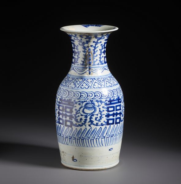 Arte Cinese : Vaso in porcellana bianco e blu dalla forma a colonna di balaustra dipinto con simboli di buon auspicio e tralci di fiori.Cina, tardo XIX sec.  - Asta Asta 470 | ARTE ORIENTALE Online - Associazione Nazionale - Case d'Asta italiane