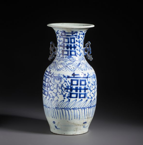 Arte Cinese : Vaso in porcellana bianco e blu dalla forma a balaustra dipinto con motivi di buon auspicio alternati a tralci fioriti.Cina, tardi XIX secolo  - Asta Asta 470 | ARTE ORIENTALE Online - Associazione Nazionale - Case d'Asta italiane