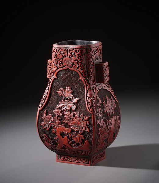 Arte Cinese : Vaso in lacca rossa dalla forma Hu finemente intagliato con soggetto naturalistico di fiori e rocce.Cina inizi XX sec.  - Asta Asta 470 | ARTE ORIENTALE Online - Associazione Nazionale - Case d'Asta italiane