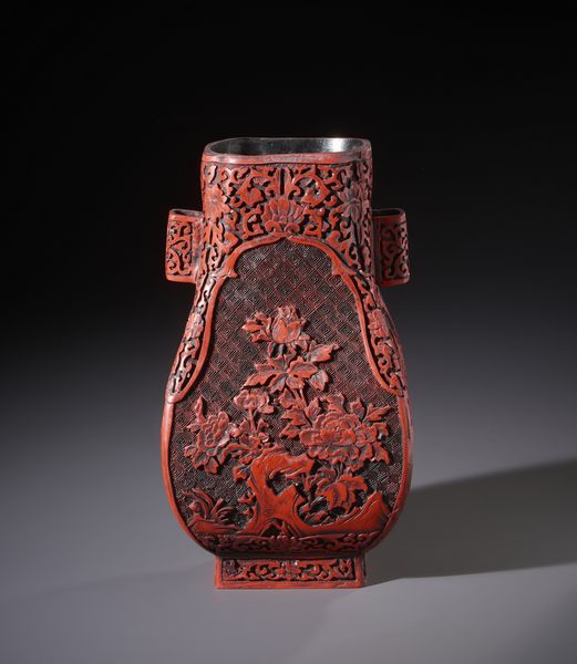 Arte Cinese : Vaso in lacca rossa dalla forma Hu finemente intagliato con soggetto naturalistico di fiori e rocce.Cina inizi XX sec.  - Asta Asta 470 | ARTE ORIENTALE Online - Associazione Nazionale - Case d'Asta italiane