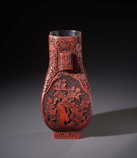 Arte Cinese : Vaso in lacca rossa dalla forma Hu finemente intagliato con soggetto naturalistico di fiori e rocce.Cina inizi XX sec.  - Asta Asta 470 | ARTE ORIENTALE Online - Associazione Nazionale - Case d'Asta italiane