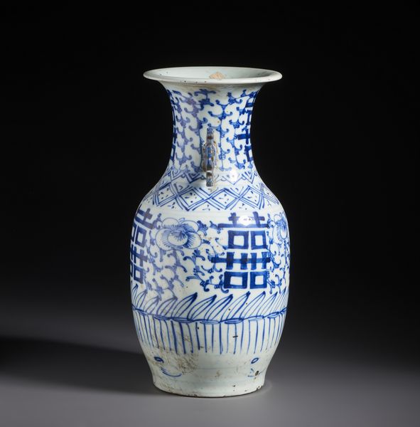 Arte Cinese : Vaso in porcellana bianco e blu dalla forma a balaustra dipinto con motivi di buon auspicio alternati a tralci fioriti.Cina, tardi XIX secolo  - Asta Asta 470 | ARTE ORIENTALE Online - Associazione Nazionale - Case d'Asta italiane