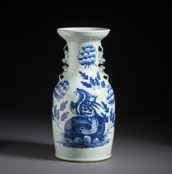 Arte Cinese : Vaso in porcellana bianca e blu dalla forma a balaustra dipinto con fenice tra fiori.Cina, tardo XIX sec.  - Asta Asta 470 | ARTE ORIENTALE Online - Associazione Nazionale - Case d'Asta italiane