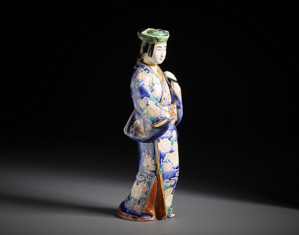 ARTE GIAPPONESE : Due figure in porcellana raffiguranti un dignitario e una geisha ben modellate, riccamente decorati con smalti policromi e dorature.Giappone periodo Meiji.  - Asta Asta 470 | ARTE ORIENTALE Online - Associazione Nazionale - Case d'Asta italiane