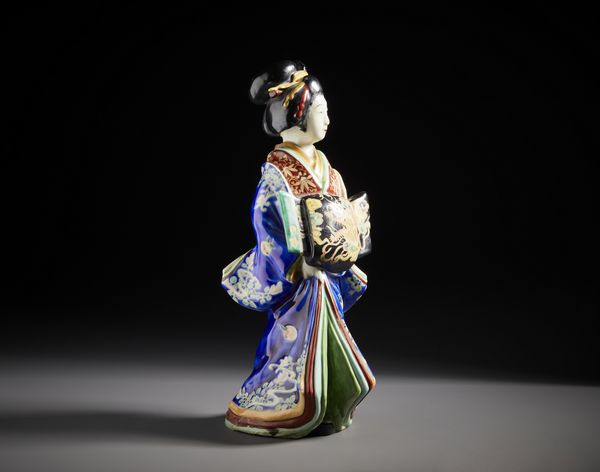 ARTE GIAPPONESE : Due figure in porcellana raffiguranti un dignitario e una geisha ben modellate, riccamente decorati con smalti policromi e dorature.Giappone periodo Meiji.  - Asta Asta 470 | ARTE ORIENTALE Online - Associazione Nazionale - Case d'Asta italiane