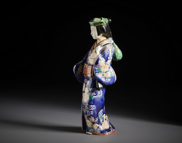 ARTE GIAPPONESE : Due figure in porcellana raffiguranti un dignitario e una geisha ben modellate, riccamente decorati con smalti policromi e dorature.Giappone periodo Meiji.  - Asta Asta 470 | ARTE ORIENTALE Online - Associazione Nazionale - Case d'Asta italiane