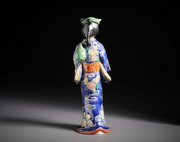 ARTE GIAPPONESE : Due figure in porcellana raffiguranti un dignitario e una geisha ben modellate, riccamente decorati con smalti policromi e dorature.Giappone periodo Meiji.  - Asta Asta 470 | ARTE ORIENTALE Online - Associazione Nazionale - Case d'Asta italiane