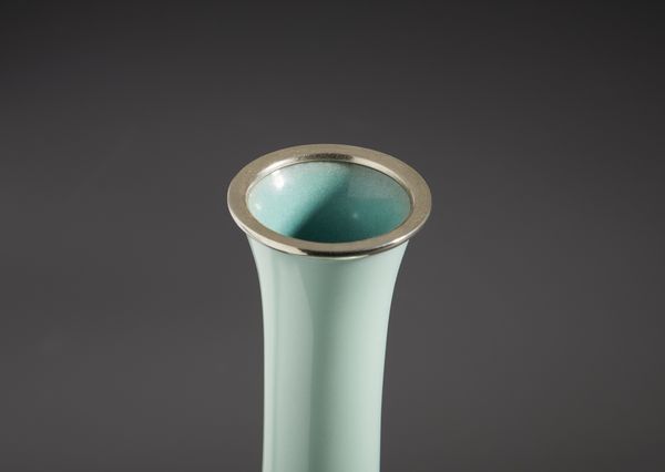 ARTE GIAPPONESE : Raffinato vaso in smalto cloisonn dal colore verde pallido decorato centralmente con motivo floreale stilizzato. Giappone, prima met del XX sec.  - Asta Asta 470 | ARTE ORIENTALE Online - Associazione Nazionale - Case d'Asta italiane