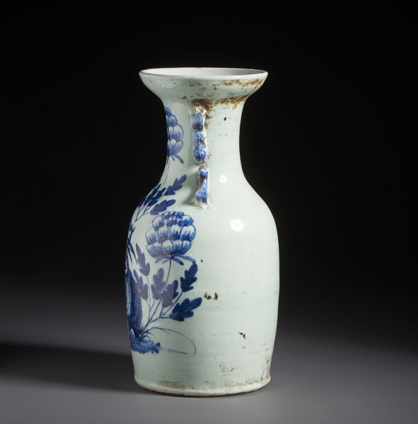 Arte Cinese : Vaso in porcellana bianca e blu dalla forma a balaustra dipinto con fenice tra fiori.Cina, tardo XIX sec.  - Asta Asta 470 | ARTE ORIENTALE Online - Associazione Nazionale - Case d'Asta italiane