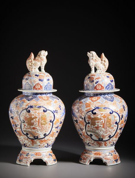 ARTE GIAPPONESE : Coppia di grandi potiche in porcellana imari con presa a forma di leone buddhista.Giappone, periodo Meiji.  - Asta Asta 470 | ARTE ORIENTALE Online - Associazione Nazionale - Case d'Asta italiane