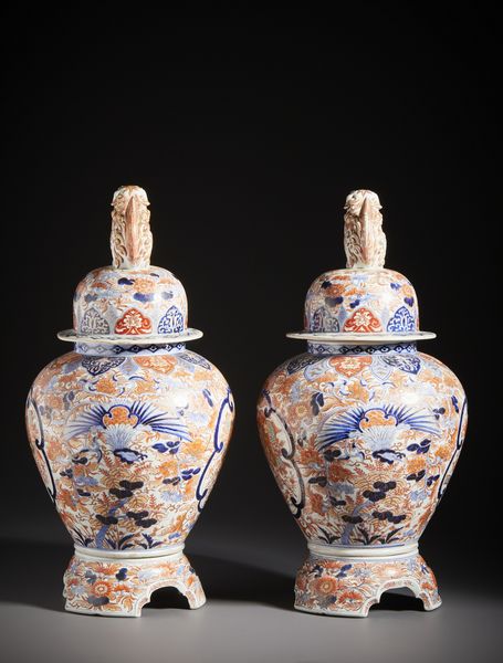 ARTE GIAPPONESE : Coppia di grandi potiche in porcellana imari con presa a forma di leone buddhista.Giappone, periodo Meiji.  - Asta Asta 470 | ARTE ORIENTALE Online - Associazione Nazionale - Case d'Asta italiane