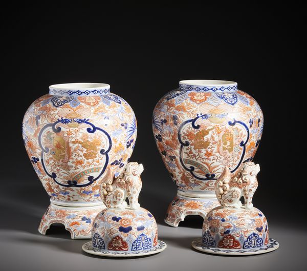 ARTE GIAPPONESE : Coppia di grandi potiche in porcellana imari con presa a forma di leone buddhista.Giappone, periodo Meiji.  - Asta Asta 470 | ARTE ORIENTALE Online - Associazione Nazionale - Case d'Asta italiane