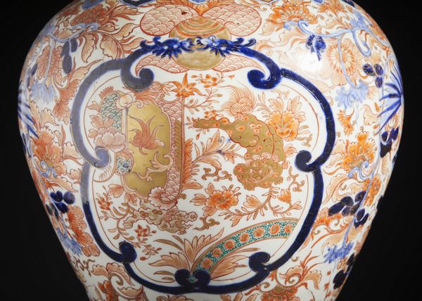 ARTE GIAPPONESE : Coppia di grandi potiche in porcellana imari con presa a forma di leone buddhista.Giappone, periodo Meiji.  - Asta Asta 470 | ARTE ORIENTALE Online - Associazione Nazionale - Case d'Asta italiane