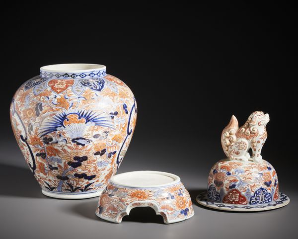 ARTE GIAPPONESE : Coppia di grandi potiche in porcellana imari con presa a forma di leone buddhista.Giappone, periodo Meiji.  - Asta Asta 470 | ARTE ORIENTALE Online - Associazione Nazionale - Case d'Asta italiane