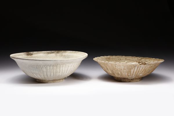 Arte Sud-Est Asiatico : Due grandi ciotole Sawankhalok in ceramica Tailandia, XIV-XV secolo  - Asta Asta 470 | ARTE ORIENTALE Online - Associazione Nazionale - Case d'Asta italiane