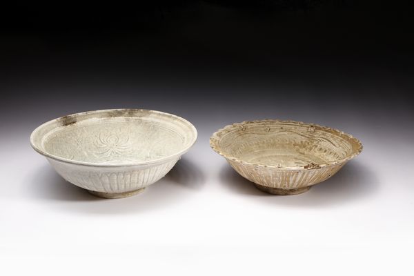 Arte Sud-Est Asiatico : Due grandi ciotole Sawankhalok in ceramica Tailandia, XIV-XV secolo  - Asta Asta 470 | ARTE ORIENTALE Online - Associazione Nazionale - Case d'Asta italiane