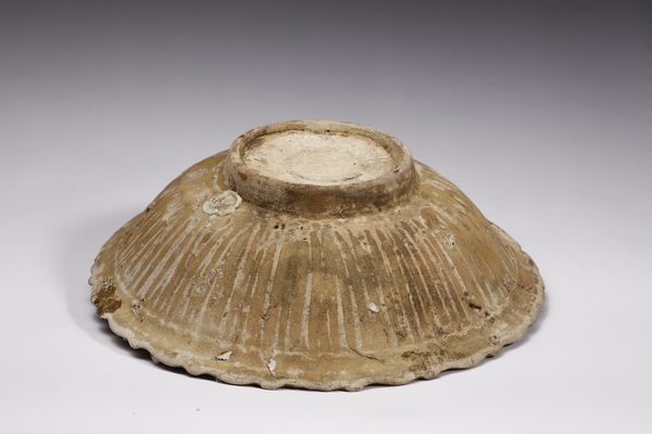 Arte Sud-Est Asiatico : Due grandi ciotole Sawankhalok in ceramica Tailandia, XIV-XV secolo  - Asta Asta 470 | ARTE ORIENTALE Online - Associazione Nazionale - Case d'Asta italiane