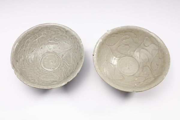 Arte Sud-Est Asiatico : Due ciotole Sawankhalok in ceramicaTailandia, XIV-XV secolo  - Asta Asta 470 | ARTE ORIENTALE Online - Associazione Nazionale - Case d'Asta italiane