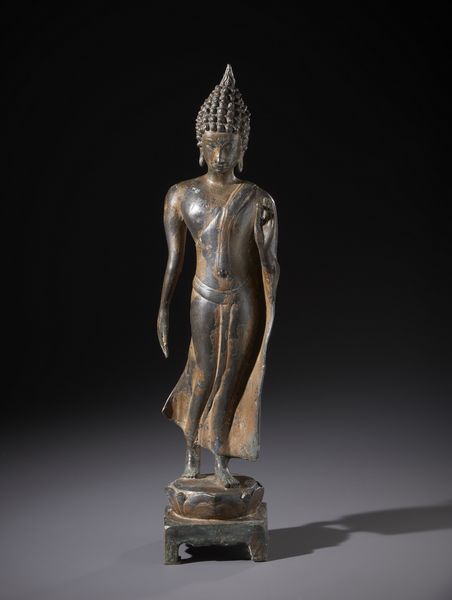 Arte Sud-Est Asiatico : Figura in bronzo raffigurante il famoso walking Buddha nello stile Sukothay. Tailandia XX sec  - Asta Asta 470 | ARTE ORIENTALE Online - Associazione Nazionale - Case d'Asta italiane