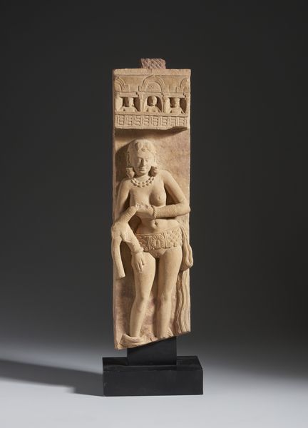 Arte Indiana : Pilastro in arenaria raffigurante Yakshi. Uttar Pradesh, Mathura probabile periodo Kushan. II-III sec. d.C.  - Asta Asta 470 | ARTE ORIENTALE Online - Associazione Nazionale - Case d'Asta italiane