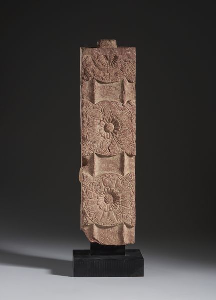 Arte Indiana : Pilastro in arenaria raffigurante Yakshi. Uttar Pradesh, Mathura probabile periodo Kushan. II-III sec. d.C.  - Asta Asta 470 | ARTE ORIENTALE Online - Associazione Nazionale - Case d'Asta italiane