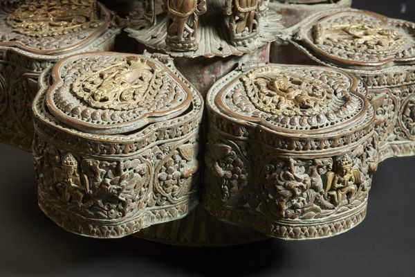 Arte Himalayana : Porta spezie in rame sbalzato e dorato Nepal o Kashmir, inizio XX secolo  - Asta Asta 470 | ARTE ORIENTALE Online - Associazione Nazionale - Case d'Asta italiane