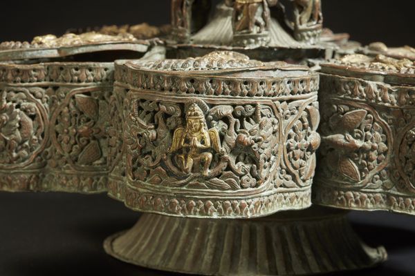 Arte Himalayana : Porta spezie in rame sbalzato e dorato Nepal o Kashmir, inizio XX secolo  - Asta Asta 470 | ARTE ORIENTALE Online - Associazione Nazionale - Case d'Asta italiane