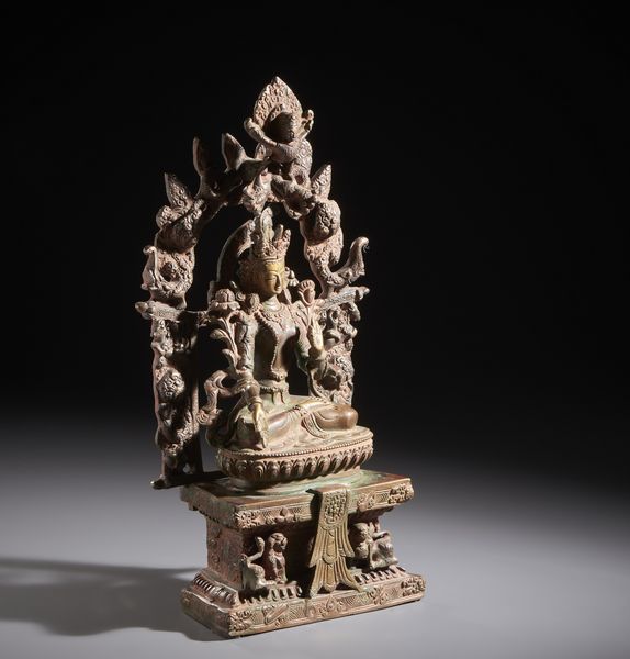 Arte Himalayana : Fusione in bronzo raffigurante la divinit Tara. Seduta su di un fiore di loto  contornata da ricco baldacchino finemente lavorato.Nepal XX sec  - Asta Asta 470 | ARTE ORIENTALE Online - Associazione Nazionale - Case d'Asta italiane