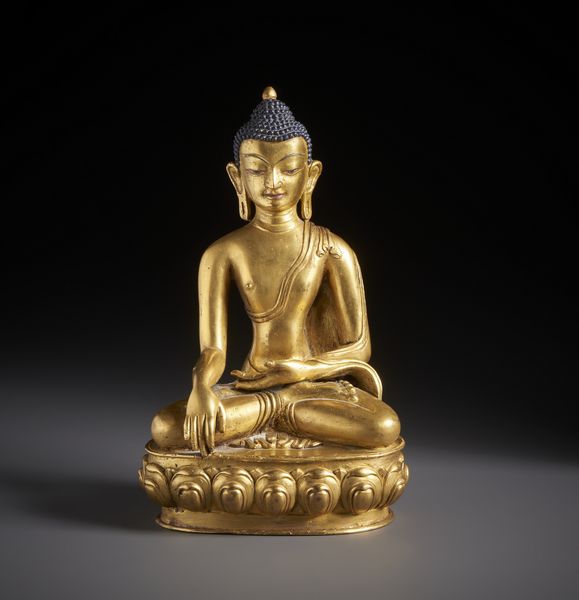 Arte Himalayana : Scultura in bronzo dorato raffigurante Buddha Sakyamuni elegantemente seduto su base a fiore di loto.Tibet / Nepal XVIII sec.  - Asta Asta 470 | ARTE ORIENTALE Online - Associazione Nazionale - Case d'Asta italiane