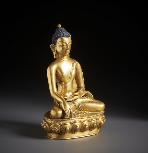 Arte Himalayana : Scultura in bronzo dorato raffigurante Buddha Sakyamuni elegantemente seduto su base a fiore di loto.Tibet / Nepal XVIII sec.  - Asta Asta 470 | ARTE ORIENTALE Online - Associazione Nazionale - Case d'Asta italiane