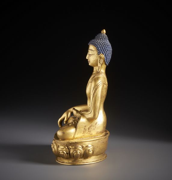 Arte Himalayana : Scultura in bronzo dorato raffigurante Buddha Sakyamuni elegantemente seduto su base a fiore di loto.Tibet / Nepal XVIII sec.  - Asta Asta 470 | ARTE ORIENTALE Online - Associazione Nazionale - Case d'Asta italiane