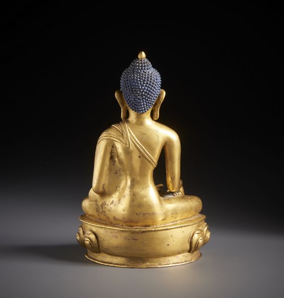 Arte Himalayana : Scultura in bronzo dorato raffigurante Buddha Sakyamuni elegantemente seduto su base a fiore di loto.Tibet / Nepal XVIII sec.  - Asta Asta 470 | ARTE ORIENTALE Online - Associazione Nazionale - Case d'Asta italiane