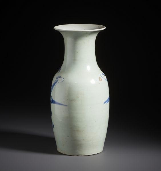 Arte Cinese : Vaso a balaustro in porcellana, corpo ovoidale e bocca espansa. Cina, Dinastia Qing XIX - XX sec.  - Asta Asta 470 | ARTE ORIENTALE Online - Associazione Nazionale - Case d'Asta italiane