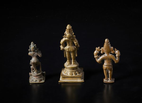 Arte Indiana : Tre figure devozionali in bronzo raffiguranti deit della mitologia Ind.Sud India, XIX sec.  - Asta Asta 470 | ARTE ORIENTALE Online - Associazione Nazionale - Case d'Asta italiane