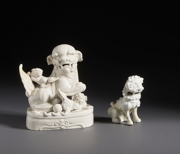 Arte Cinese : Gruppo di cinque figure in bianco di cina Dehua. Cina XIX / XX sec.  - Asta Asta 470 | ARTE ORIENTALE Online - Associazione Nazionale - Case d'Asta italiane