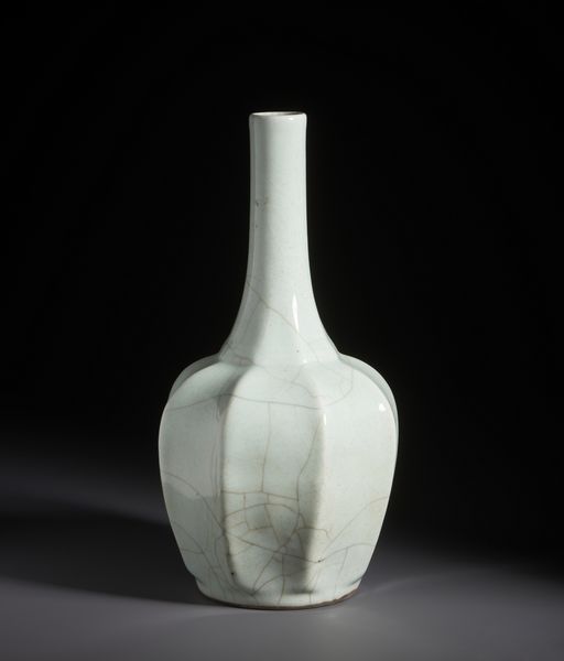 Arte Cinese : Vaso a forma di bottiglia in smalto celadon dalle linee eleganti. Cina, XX secolo  - Asta Asta 470 | ARTE ORIENTALE Online - Associazione Nazionale - Case d'Asta italiane