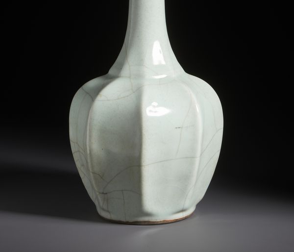 Arte Cinese : Vaso a forma di bottiglia in smalto celadon dalle linee eleganti. Cina, XX secolo  - Asta Asta 470 | ARTE ORIENTALE Online - Associazione Nazionale - Case d'Asta italiane