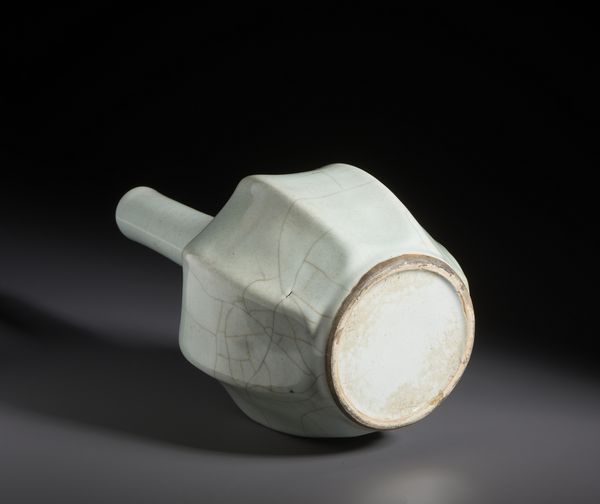 Arte Cinese : Vaso a forma di bottiglia in smalto celadon dalle linee eleganti. Cina, XX secolo  - Asta Asta 470 | ARTE ORIENTALE Online - Associazione Nazionale - Case d'Asta italiane