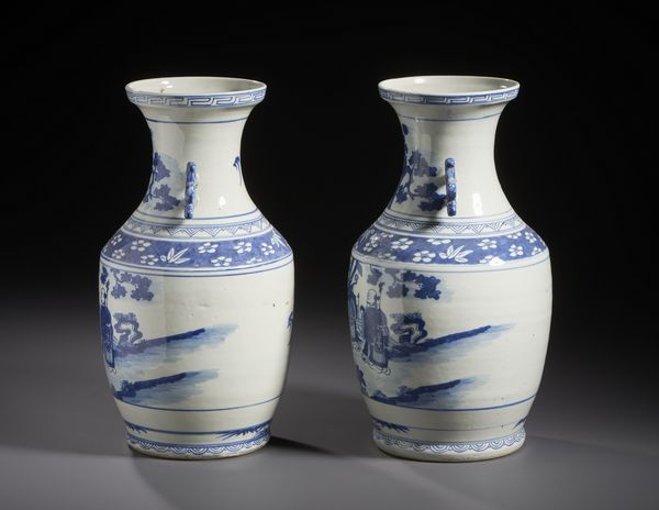 Arte Cinese : Coppia di vasi in porcellana bianco blu dalla forma a colonna di balaustra dipinti con personaggi in un giardino, manici applicati sul collo del vaso.Cina XX sec.  - Asta Asta 470 | ARTE ORIENTALE Online - Associazione Nazionale - Case d'Asta italiane