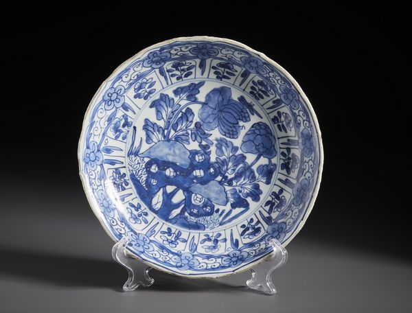 Arte Cinese : Piatto in porcellana bianca e blu. Cina, Dinastia Qing periodo Kangxi.  - Asta Asta 470 | ARTE ORIENTALE Online - Associazione Nazionale - Case d'Asta italiane