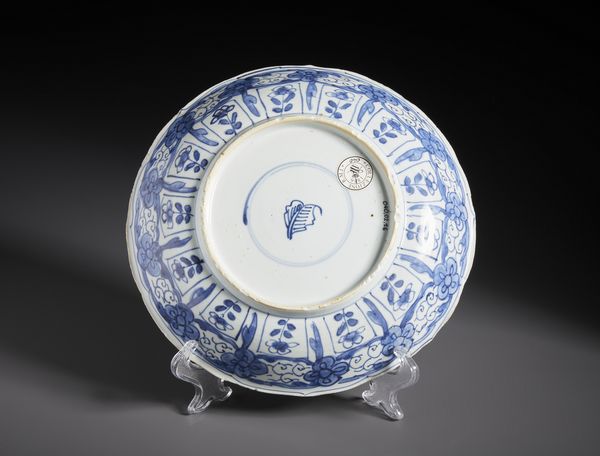 Arte Cinese : Piatto in porcellana bianca e blu. Cina, Dinastia Qing periodo Kangxi.  - Asta Asta 470 | ARTE ORIENTALE Online - Associazione Nazionale - Case d'Asta italiane