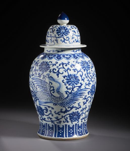 Arte Cinese : Potiche in porcellana bianco e blu decorata con fenice circondata da un disegno continuo di spirali e fiori di loto.Cina, XX sec.  - Asta Asta 470 | ARTE ORIENTALE Online - Associazione Nazionale - Case d'Asta italiane