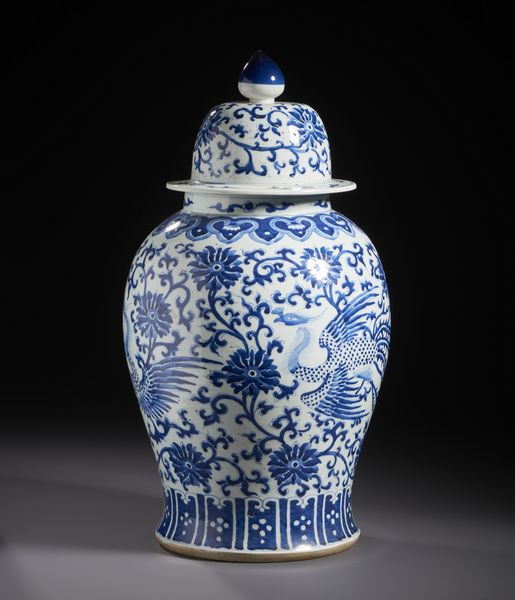 Arte Cinese : Potiche in porcellana bianco e blu decorata con fenice circondata da un disegno continuo di spirali e fiori di loto.Cina, XX sec.  - Asta Asta 470 | ARTE ORIENTALE Online - Associazione Nazionale - Case d'Asta italiane