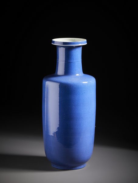 Arte Cinese : Grande vaso dalla elegante forma Rouleau smaltato in blu polvere. Cina, Dinastia Qing periodo Kangxi.  - Asta Asta 470 | ARTE ORIENTALE Online - Associazione Nazionale - Case d'Asta italiane