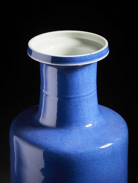 Arte Cinese : Grande vaso dalla elegante forma Rouleau smaltato in blu polvere. Cina, Dinastia Qing periodo Kangxi.  - Asta Asta 470 | ARTE ORIENTALE Online - Associazione Nazionale - Case d'Asta italiane