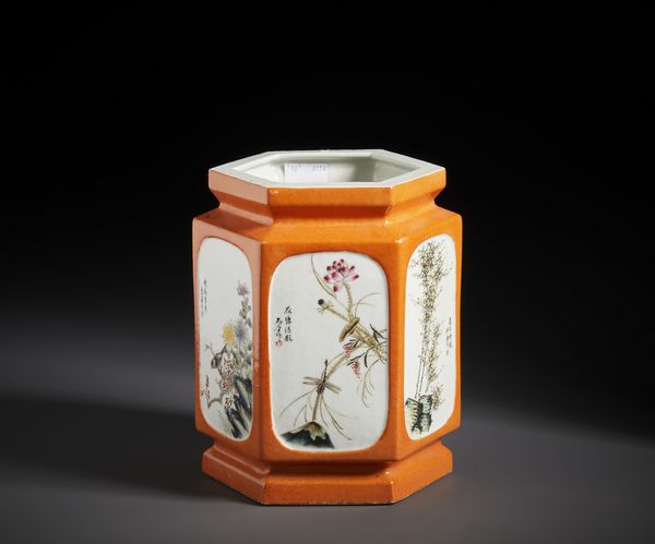 Arte Cinese : Vaso a sezione esagonale dipinto a smalti policromi nei colori della famiglia Rosa su riserve a fondo arancio.Cina, XX secolo  - Asta Asta 470 | ARTE ORIENTALE Online - Associazione Nazionale - Case d'Asta italiane