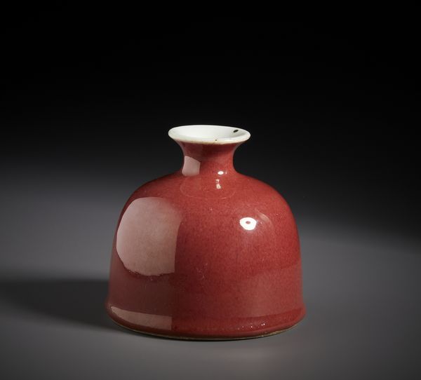 Arte Cinese : Contenitore per acqua in porcellana dall'elegante forma ad alveare ricoperto da uno smalto rosso pesco.Cina, Dinastia Qing XIX sec.  - Asta Asta 470 | ARTE ORIENTALE Online - Associazione Nazionale - Case d'Asta italiane